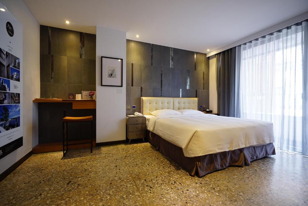 Postel nebo postele na pokoji v ubytování 3 Door Hotel