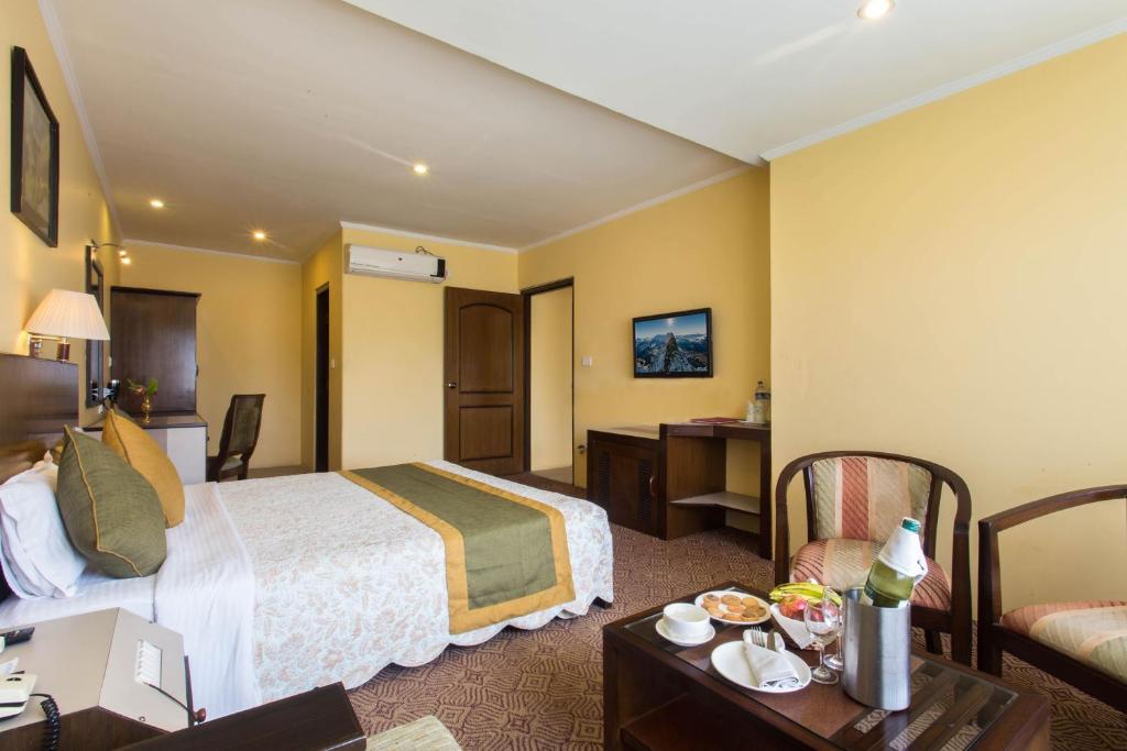 Rúm í herbergi á Mount Kailash Resort