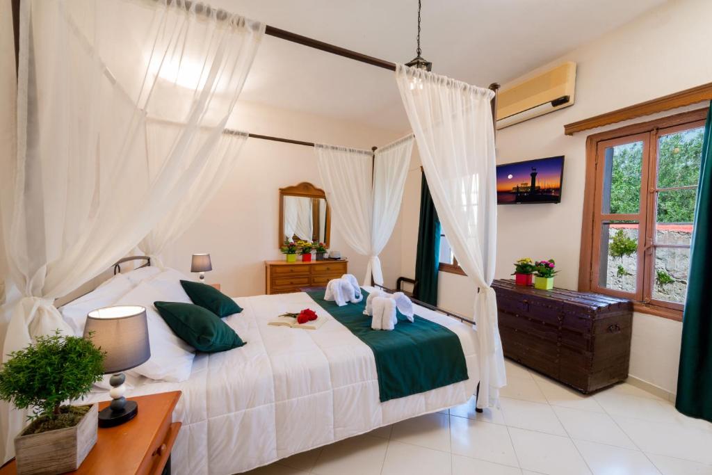 - une chambre avec un lit, une commode et une fenêtre dans l'établissement Emerald Dream House, à Rhodes
