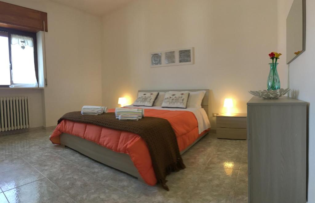 1 Schlafzimmer mit 2 Betten in einem Zimmer mit 2 Lampen in der Unterkunft Parco Adamantina di Fronte al Mare in Diamante