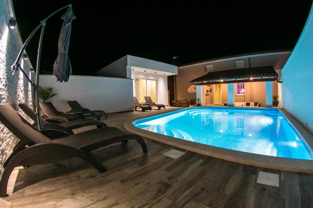Bazén v ubytovaní Luxury apartment Elis with private pool alebo v jeho blízkosti