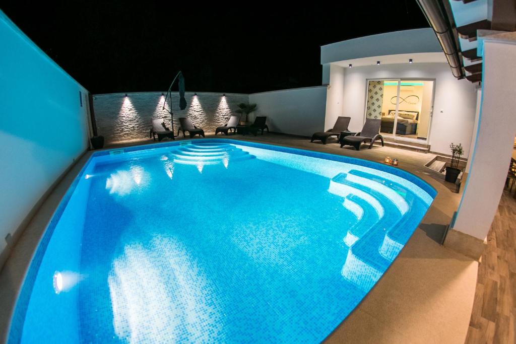 Bazén v ubytovaní Luxury apartment Elis with private pool alebo v jeho blízkosti