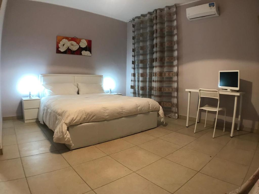 カターニアにあるCasa Serenaのベッドルーム1室(ベッド1台、デスク、コンピュータ付)