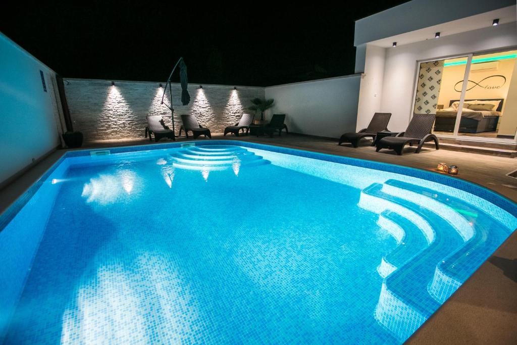 Bazén v ubytovaní Luxury apartment Elis with private pool alebo v jeho blízkosti