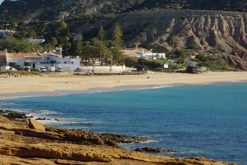 ルースにあるPerto do marの家屋と海の景色を望む
