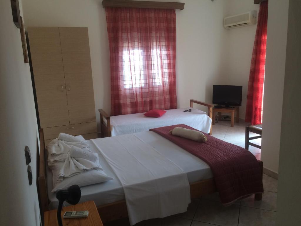 Postel nebo postele na pokoji v ubytování Molos Beach Rooms