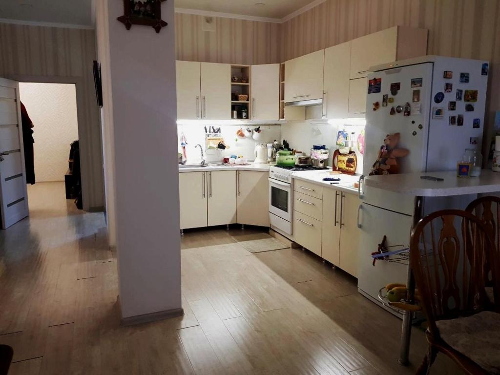 ガリャーチ・クリュチにあるApartment Pereulok Shkolnyy 2のキッチン(白いキャビネット、白い冷蔵庫付)