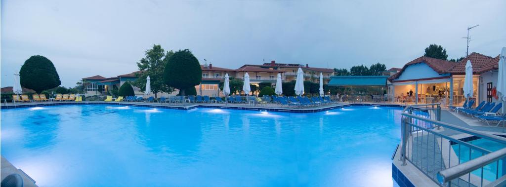 Bazén v ubytování Grand Platon Hotel nebo v jeho okolí