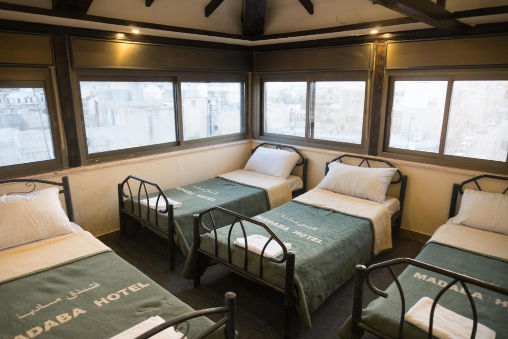 Postel nebo postele na pokoji v ubytování Madaba Hotel