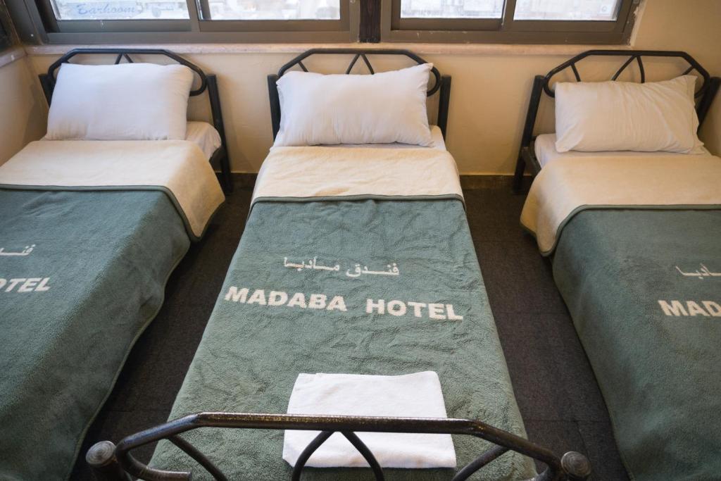 Postel nebo postele na pokoji v ubytování Madaba Hotel