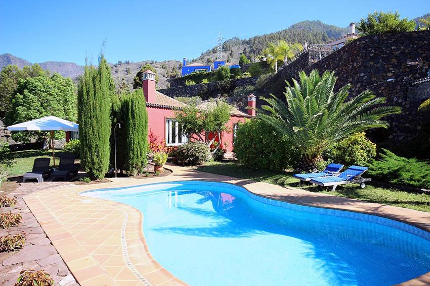 una gran piscina azul frente a una casa en Villa Torres en Los Llanos de Aridane