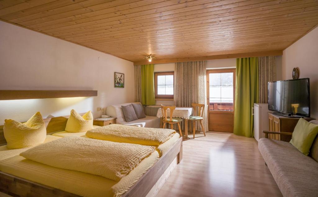 Postel nebo postele na pokoji v ubytování Lechnerhof Hotel-Garni