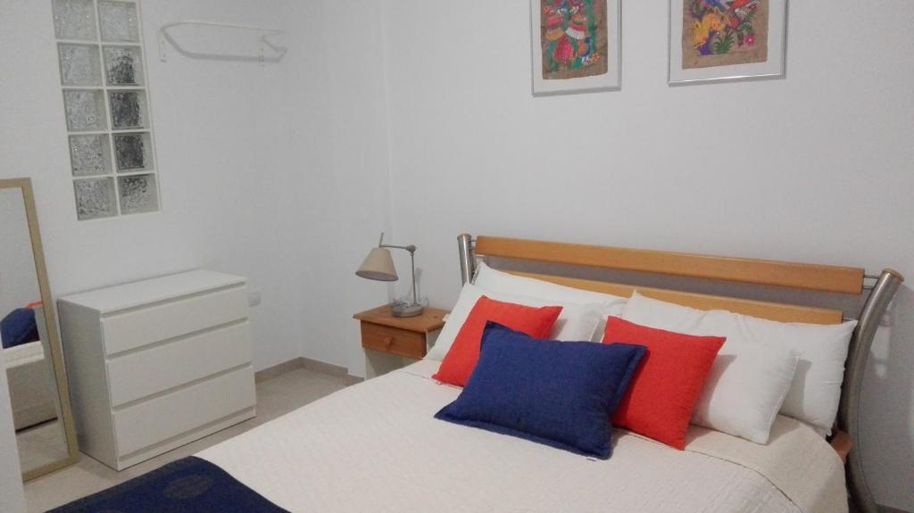 アンティグアにあるSonderのベッドルーム1室(赤と青の枕が備わるベッド1台付)