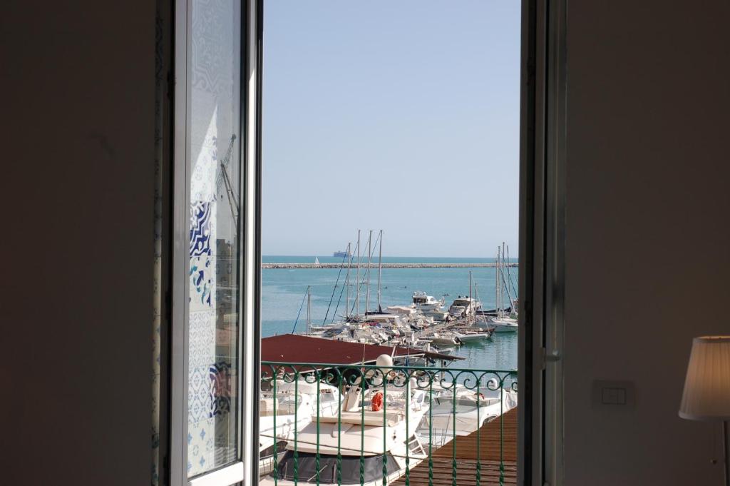薩雷諾的住宿－Relais Mareluna - Luxury Apartments，享有码头和水中船只的景色