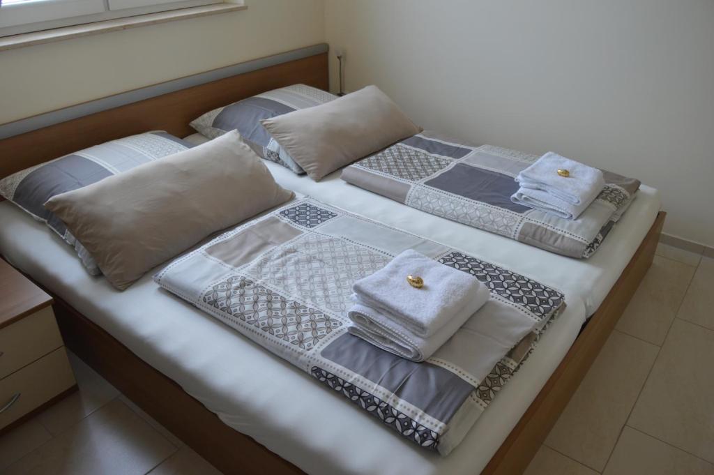 2 Betten mit Handtüchern und Kissen darauf in der Unterkunft Apartment Meerfeld in Duisburg