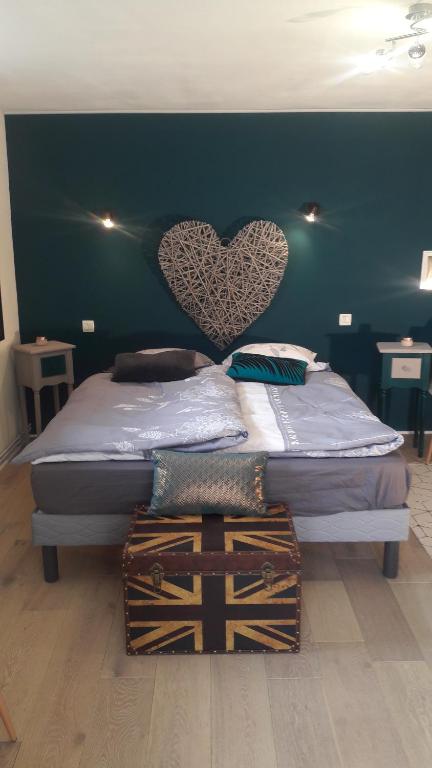 2 camas en una habitación con un corazón en la pared en Taillefer, en Saint Paul de Loubressac