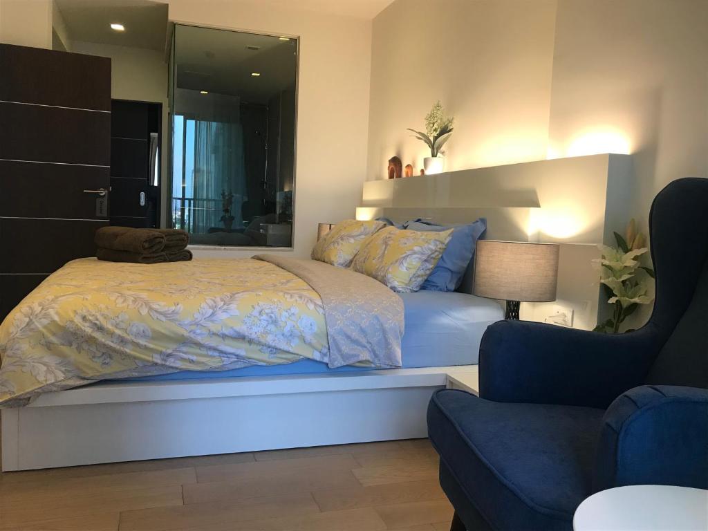 Postel nebo postele na pokoji v ubytování Astra Suites Central