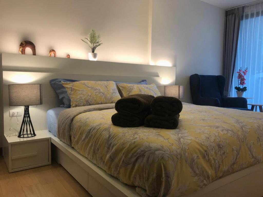 Postel nebo postele na pokoji v ubytování Astra Suites Central