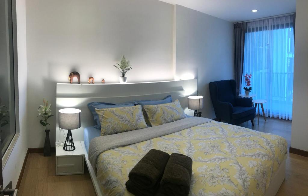 Postel nebo postele na pokoji v ubytování Astra Suites Central
