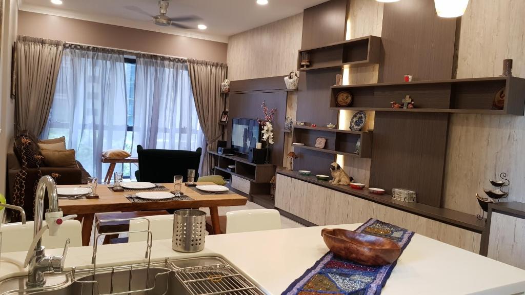 eine Küche und ein Wohnzimmer mit einem Tisch und einem Esszimmer in der Unterkunft Suite Deluxe at Icon City in Petaling Jaya