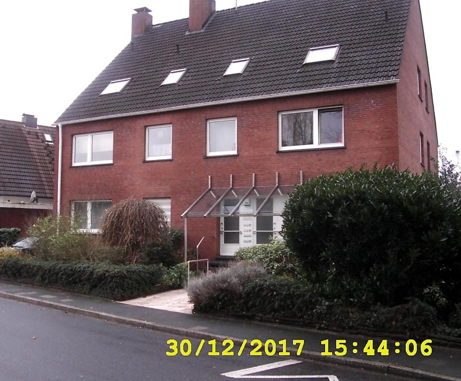 una gran casa de ladrillo rojo con techo negro en Apartment in Duisburg-Rheinhausen, en Duisburg