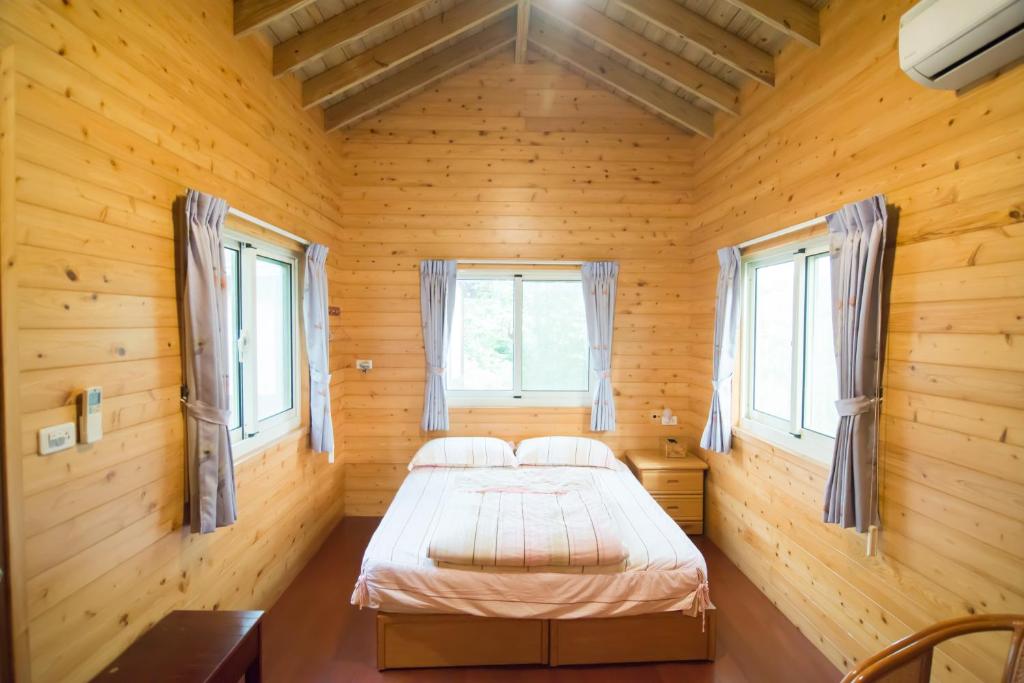 Postel nebo postele na pokoji v ubytování 翠谷山莊Cui Gu Villiage