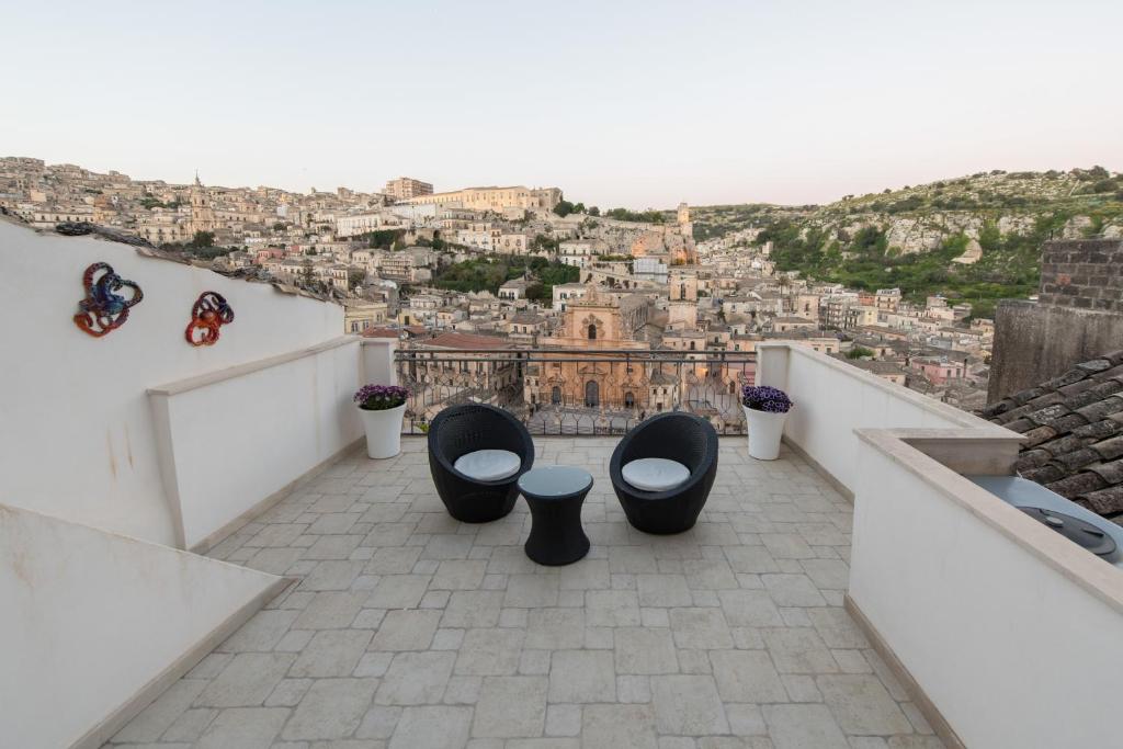 balcone con sedie nere e vista sulla città di Mimma holiday house a Modica