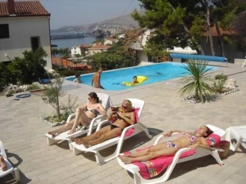 Bazén v ubytovaní Apartmenthouse Trogir (4236) alebo v jeho blízkosti