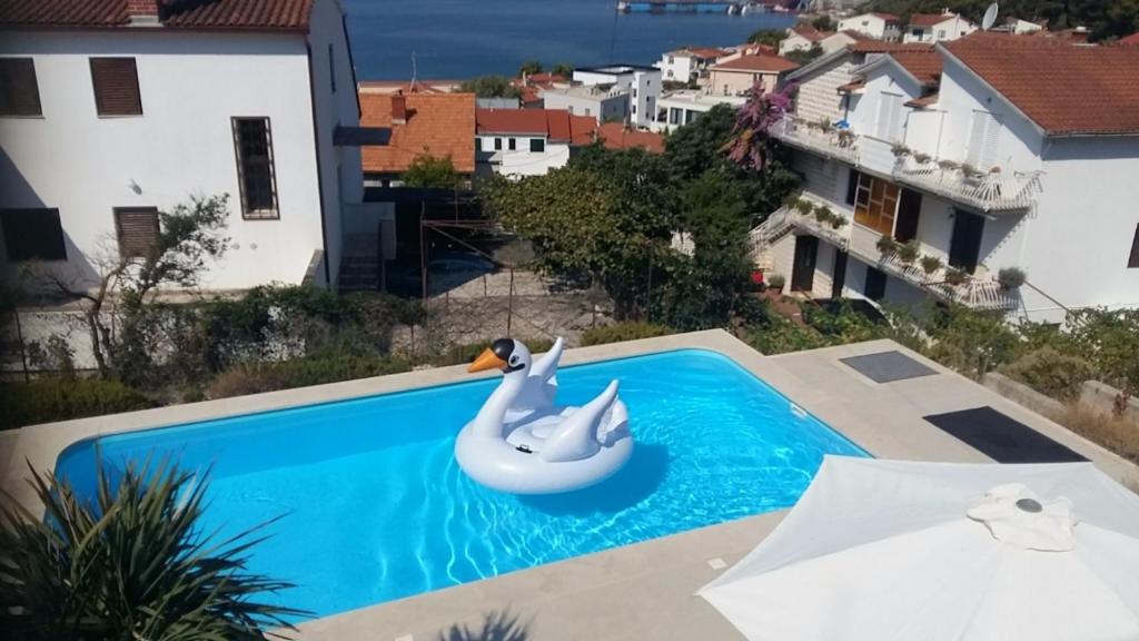 Bazén v ubytovaní Apartmenthouse Trogir (4236) alebo v jeho blízkosti