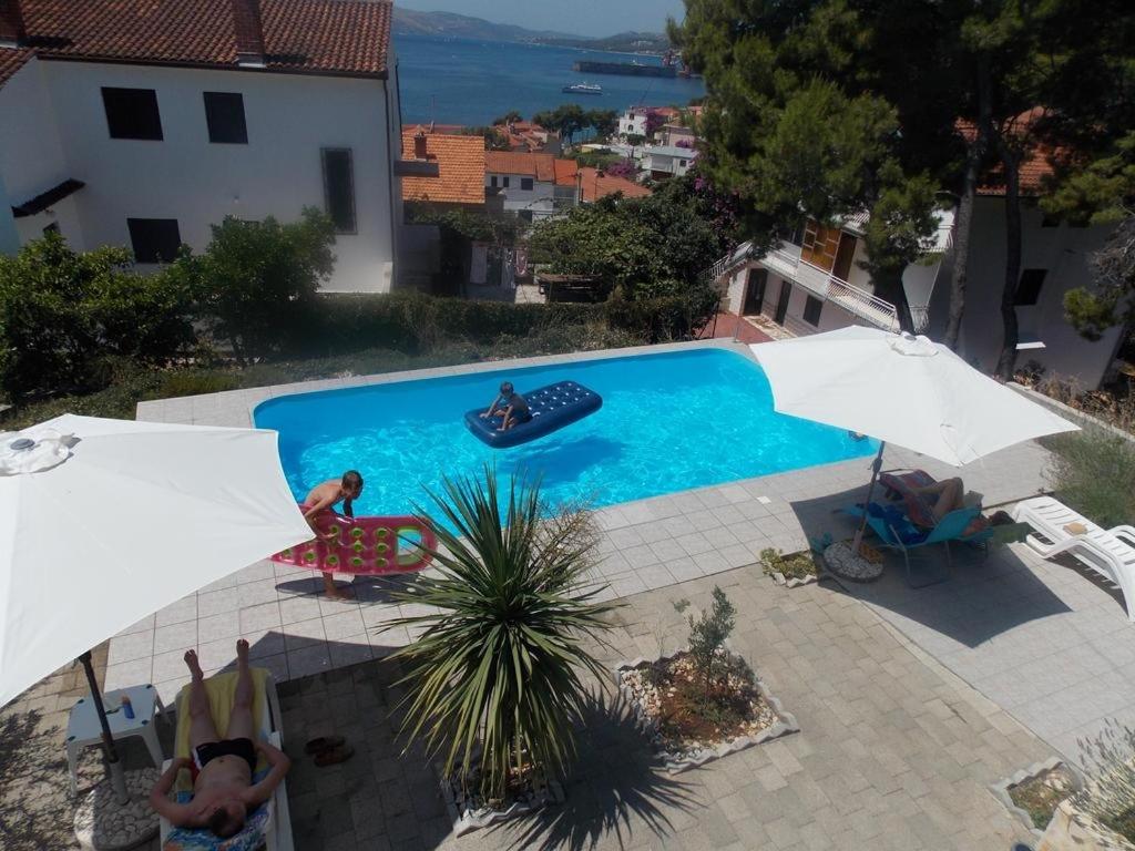 Bazén v ubytovaní Apartmenthouse Trogir (4236) alebo v jeho blízkosti