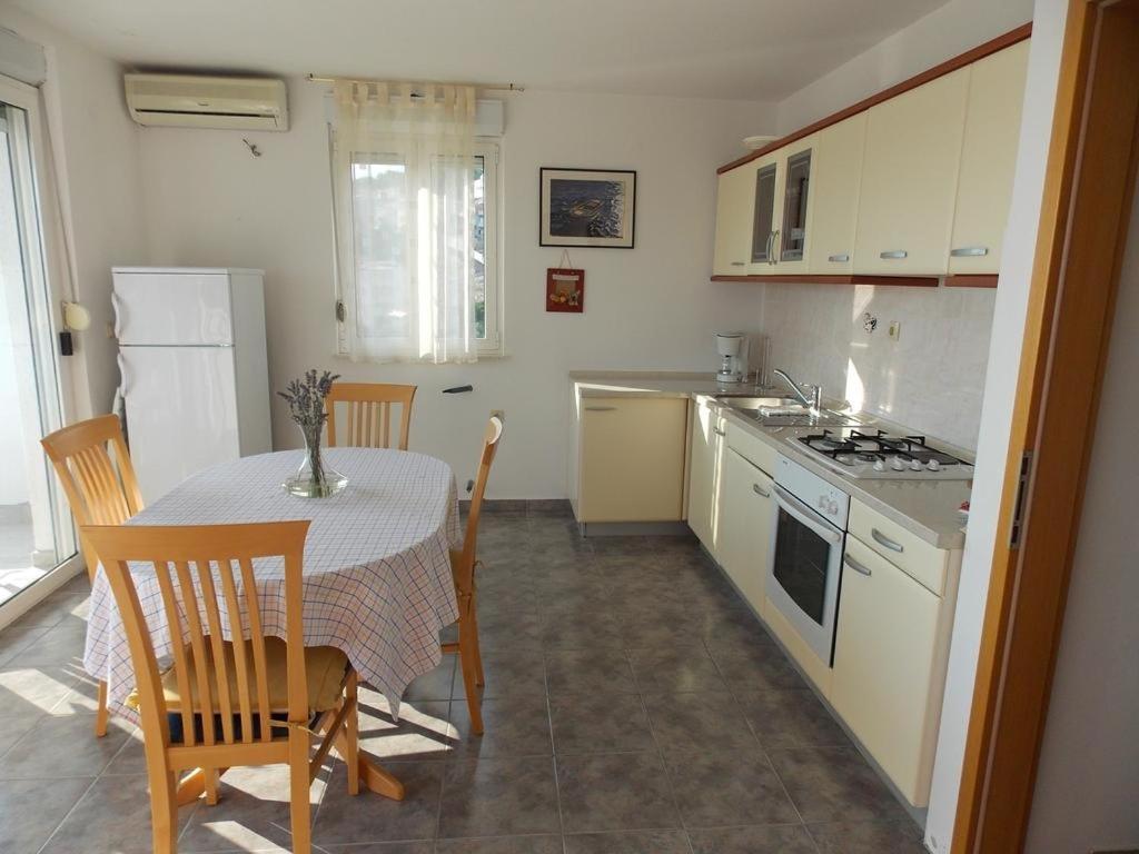 Kuchyňa alebo kuchynka v ubytovaní Apartmenthouse Trogir (4236)