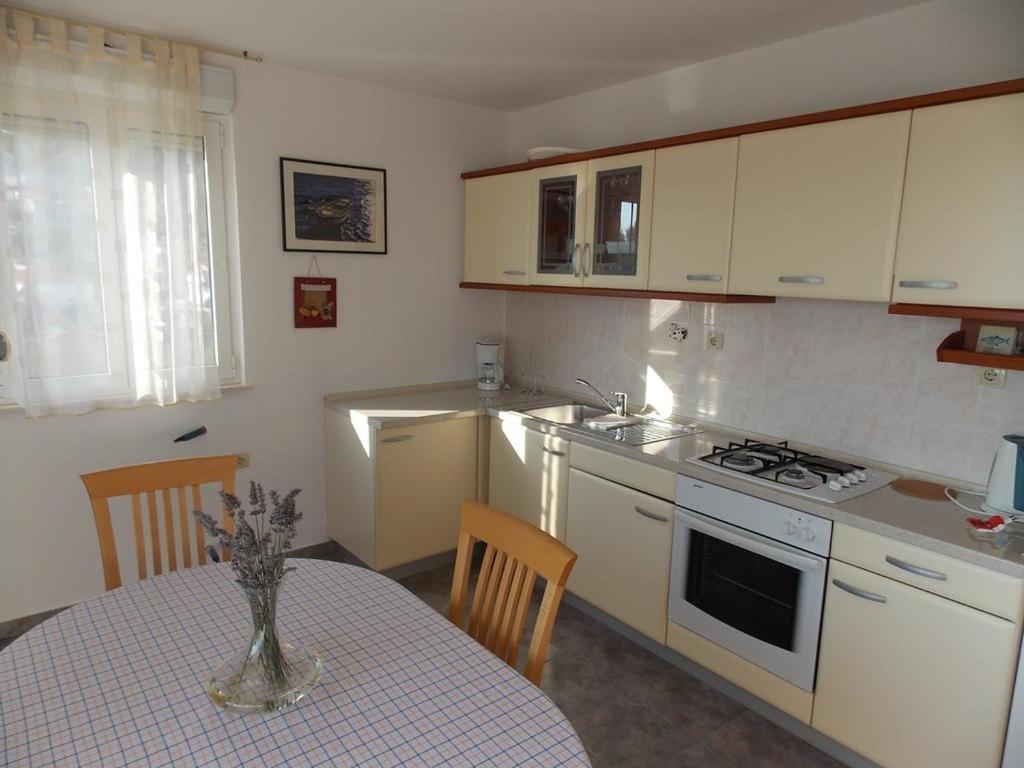 Kuchyňa alebo kuchynka v ubytovaní Apartmenthouse Trogir (4236)