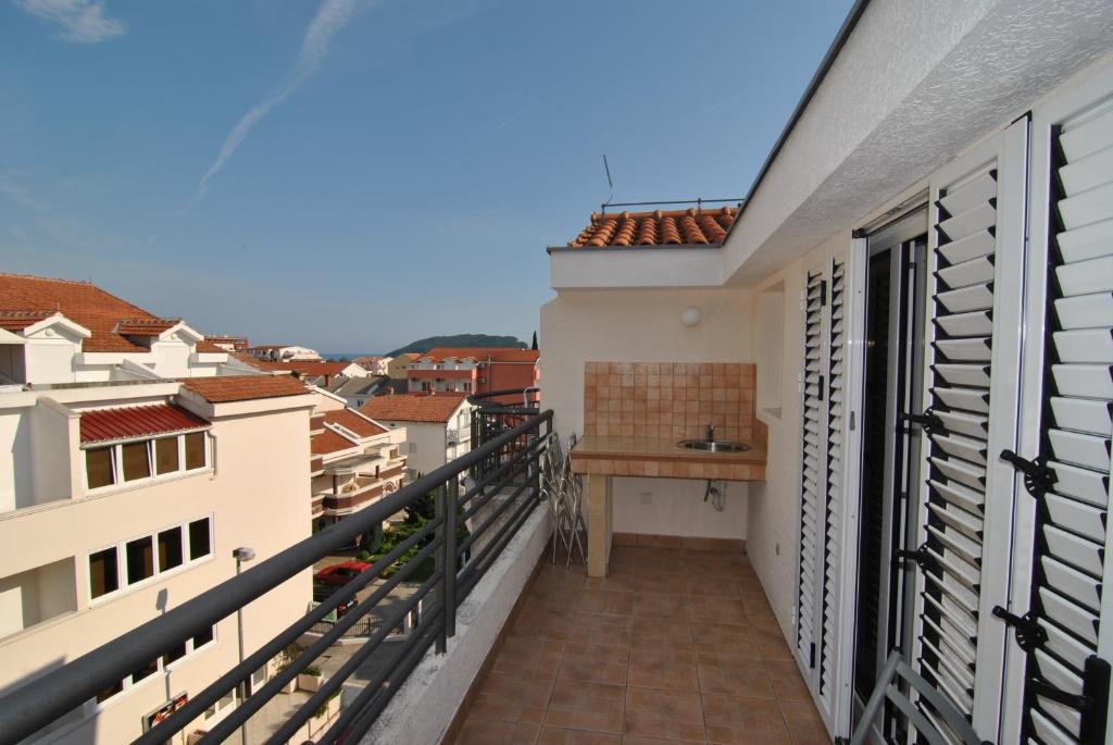 balcón con vistas a la ciudad en Rossa Apartments, en Budva