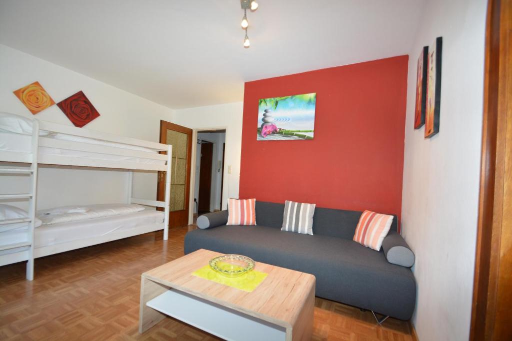Poschodová posteľ alebo postele v izbe v ubytovaní LOW BUDGET Apartment Areit Lozano by Apartments Ged