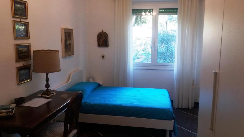 um quarto com uma cama, uma secretária e uma janela em b&bEuropa em Gênova