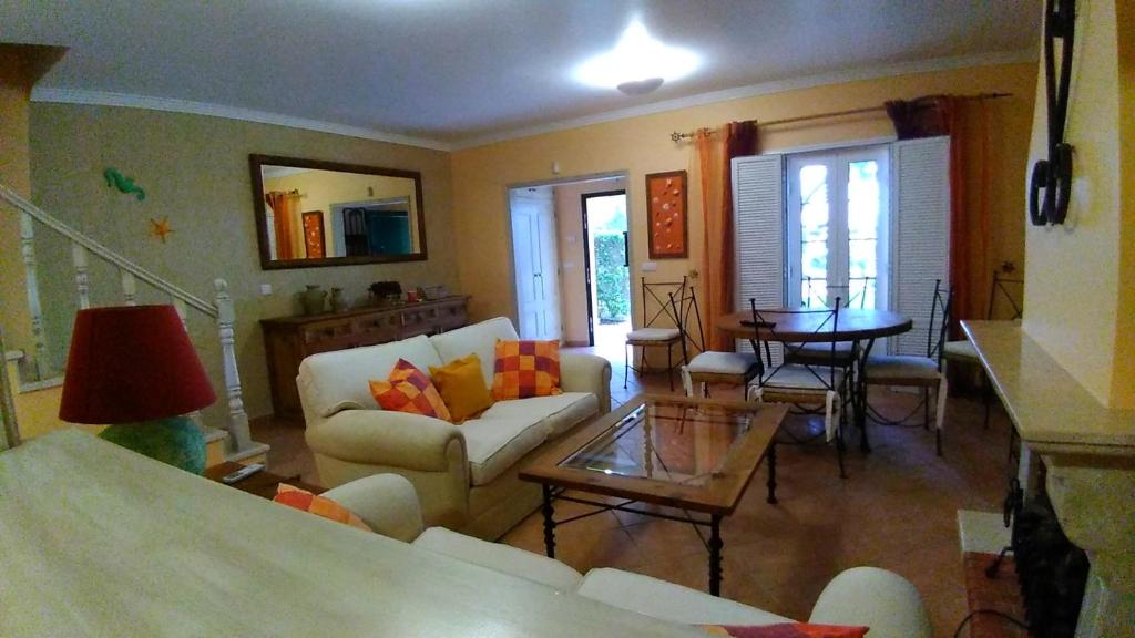 uma sala de estar com um sofá e uma mesa em Praia Verde Villa em Altura