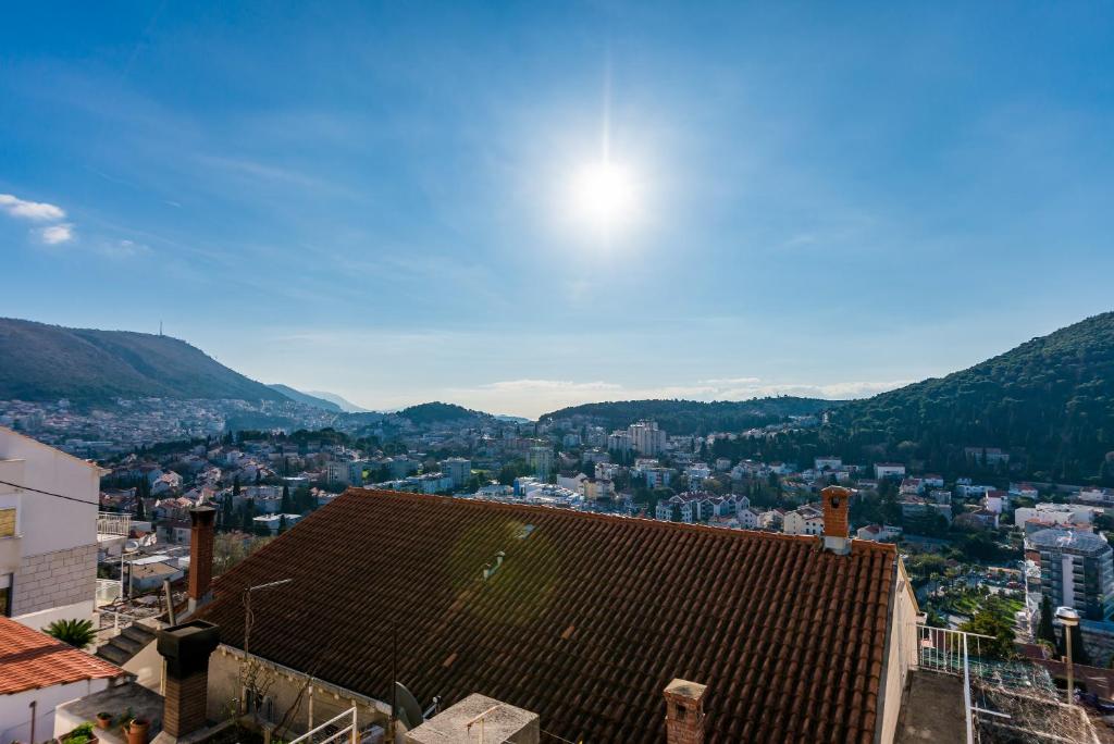 vistas a la ciudad desde el techo de un edificio en Guest House Nenada, en Dubrovnik