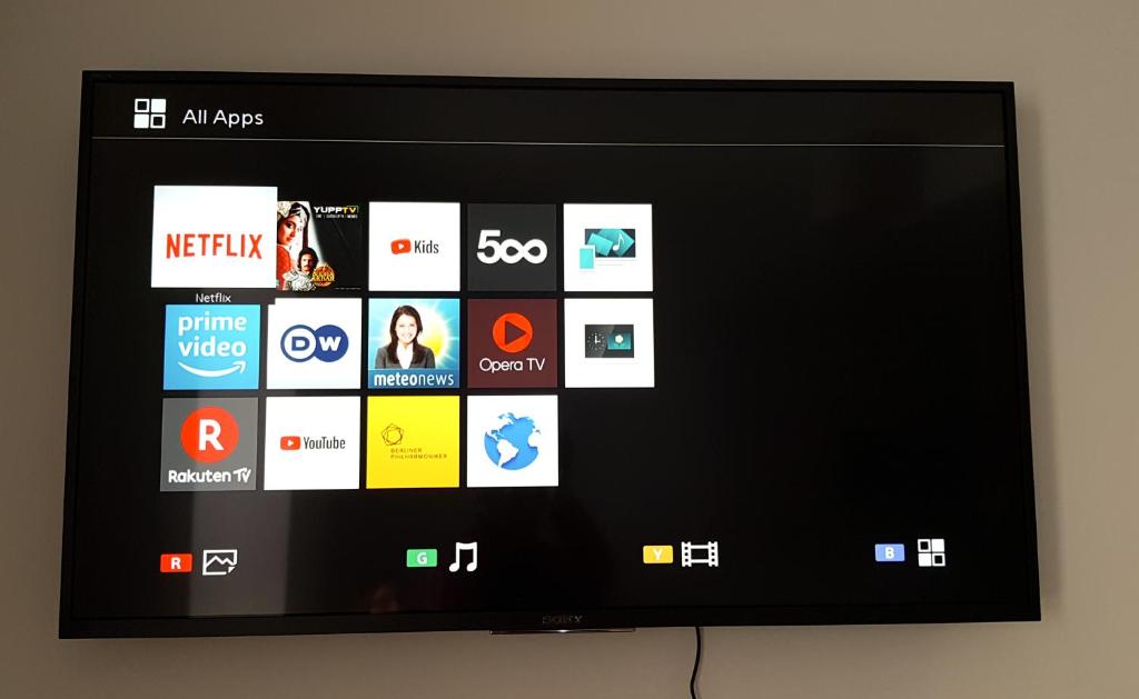 Uma televisão e/ou sistema de entretenimento em Townhouse in Centre of Cobh