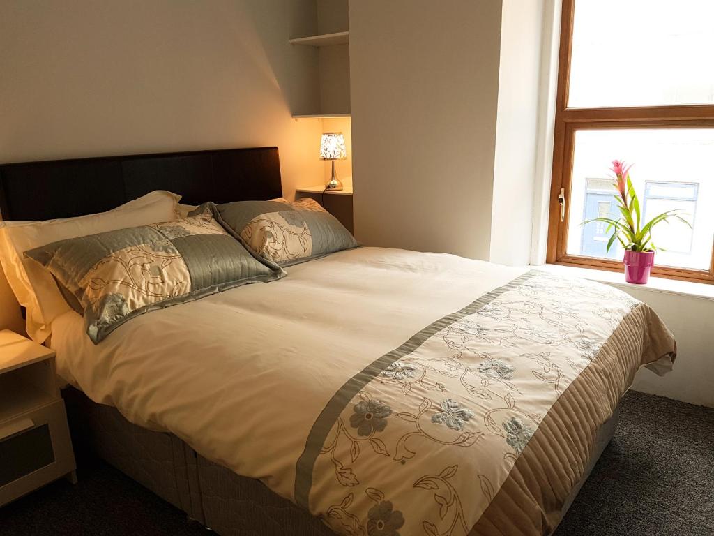 Uma cama ou camas num quarto em Townhouse in Centre of Cobh