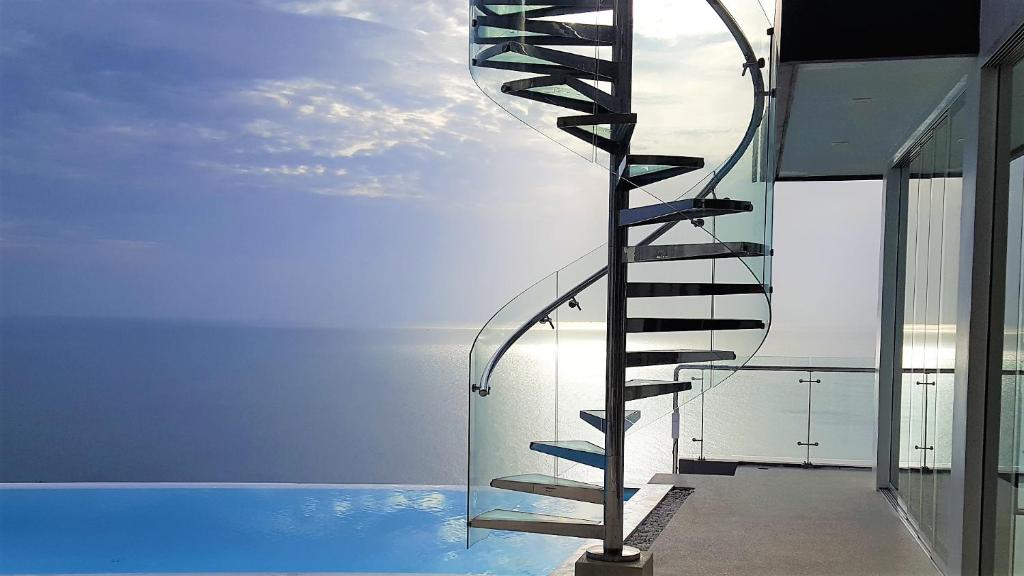 Bazén v ubytování Villa Seawadee - luxurious, award-winning design Villa with amazing panoramic seaview nebo v jeho okolí
