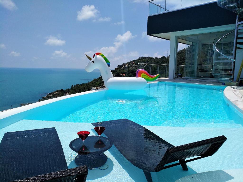 Bazén v ubytování Villa Seawadee - luxurious, award-winning design Villa with amazing panoramic seaview nebo v jeho okolí