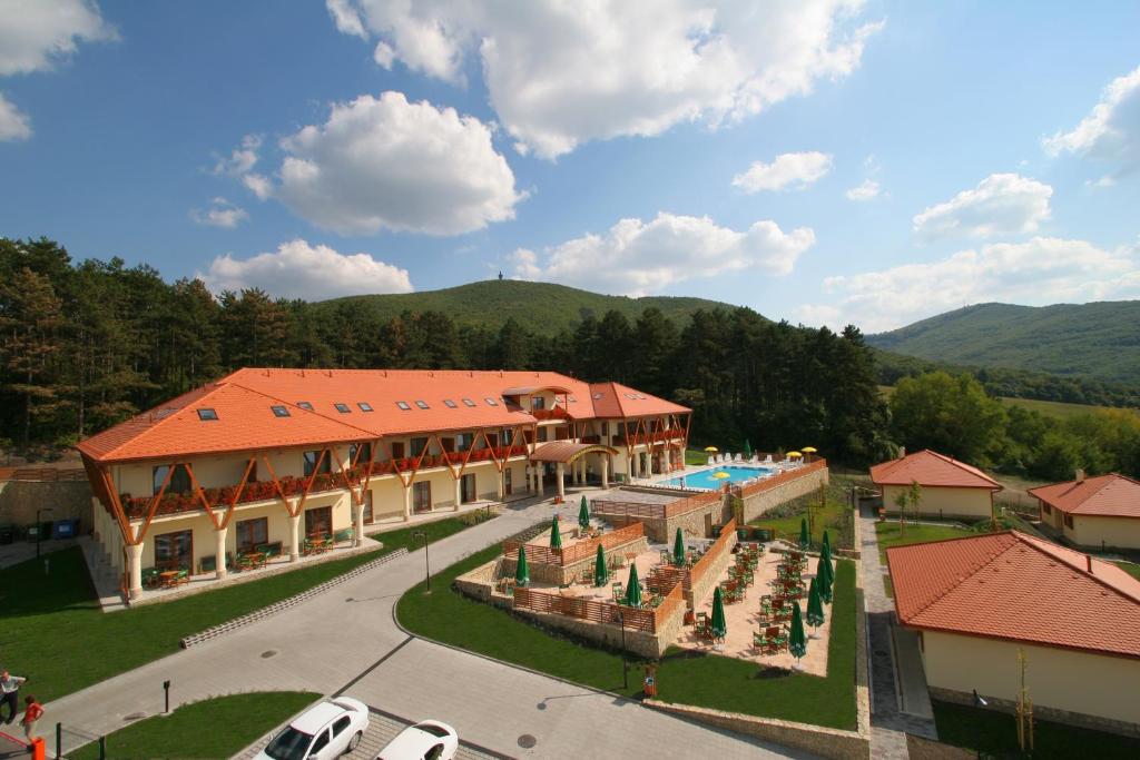 Nespecifikovaný výhled na hory nebo výhled na hory při pohledu z hotelu