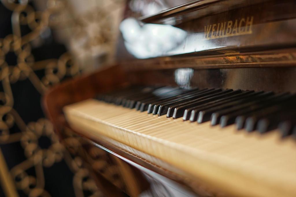 um close-up de um velho instrumento de piano em Le Note di Elisa em Nápoles