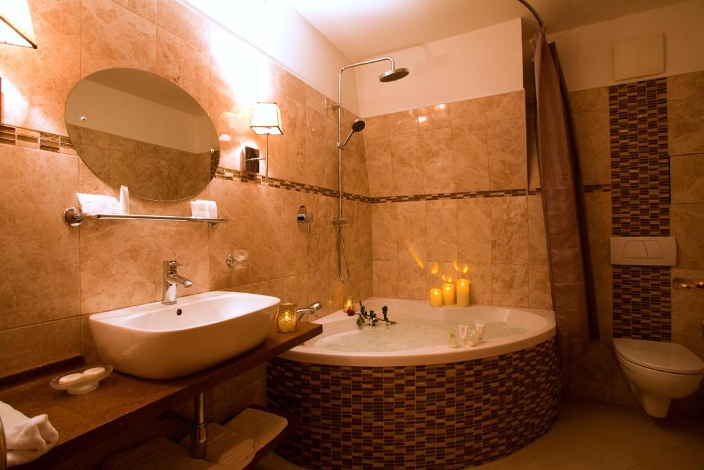 Koupelna v ubytování Hotel Ambiente Wellness & Spa