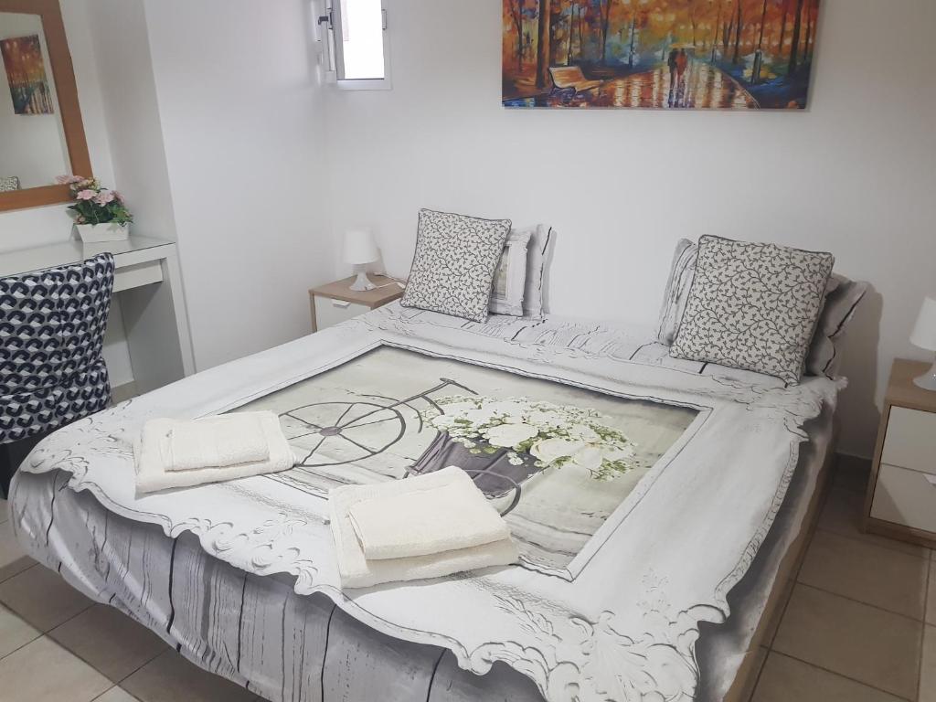 Кровать или кровати в номере Yifat's Rooms Dead Sea