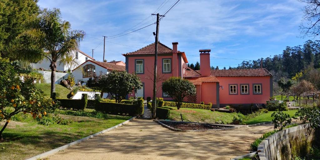 アヴェイロにあるQuinta das Águiasの大赤い家