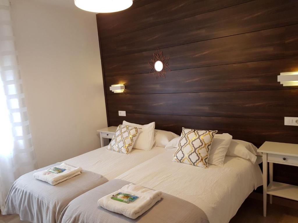ポルトマリンにあるCasa de Campo Cruz de Pedraのベッドルーム1室(ベッド2台、タオル付)
