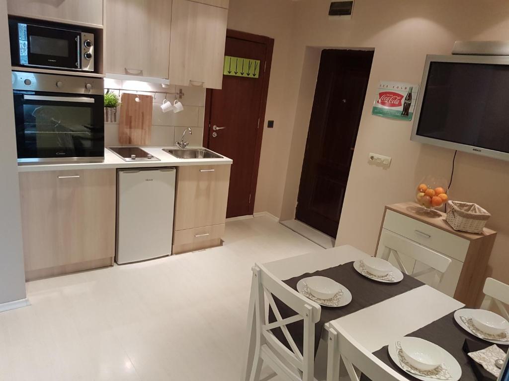 een keuken met een eettafel en een keuken met een wastafel bij Apartment For You in Varna