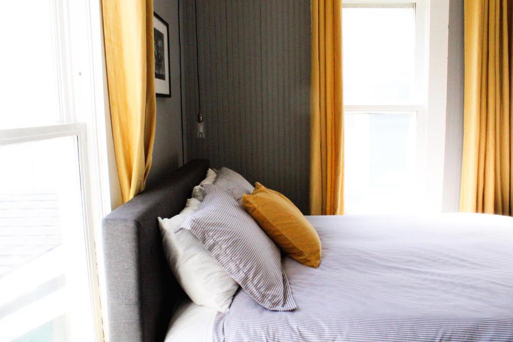 Postel nebo postele na pokoji v ubytování Shelburne Hotel