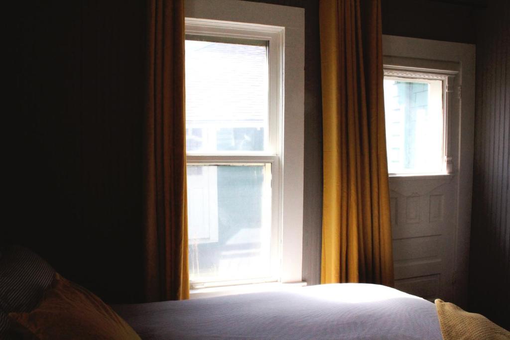 Postel nebo postele na pokoji v ubytování Shelburne Hotel